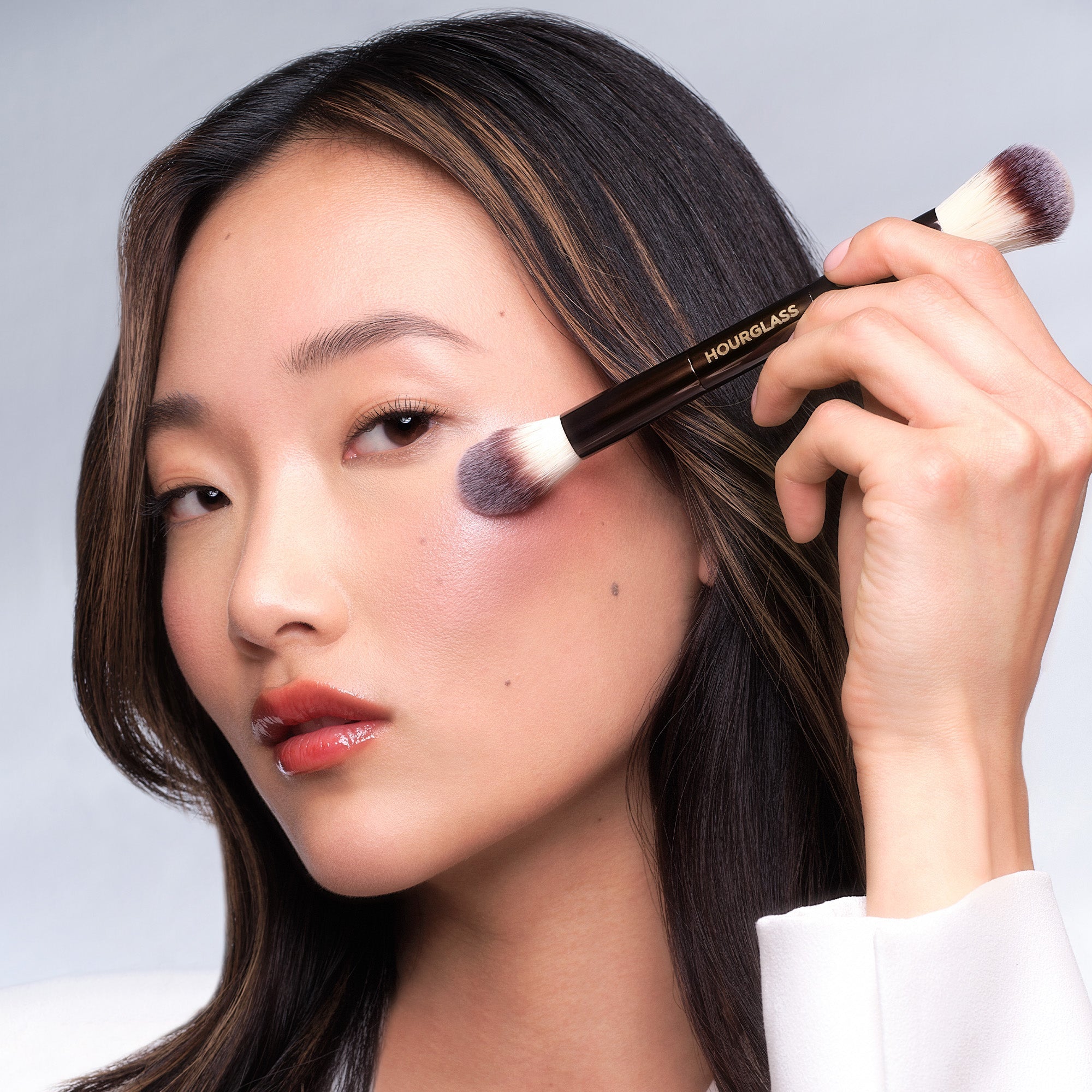 アワーグラス アンビエント ソフトグロウファンデーションブラシ Ambient Soft Glow Foundation Brush | Effortless Blending